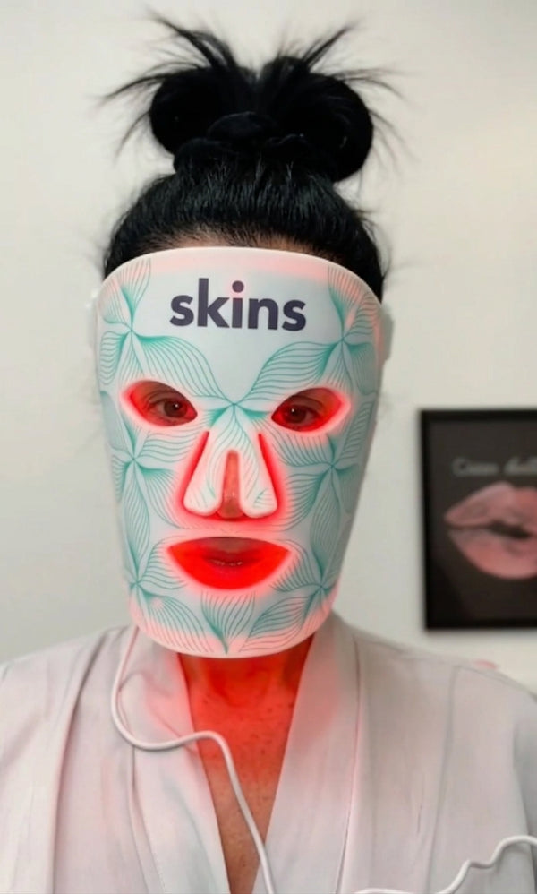 Clienta usando su mascarilla SKINS