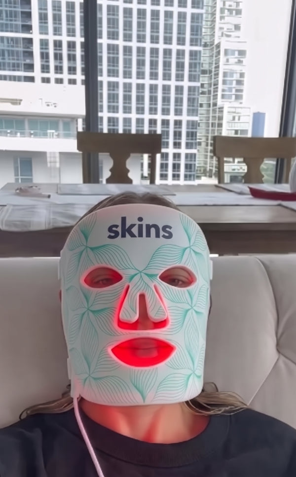 Clienta de SKINS usando la mascarilla