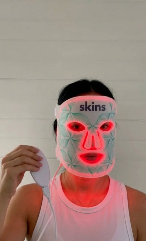 Clienta usando su mascarilla SKINS