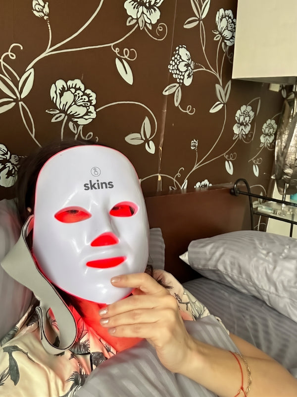 Clienta usando su mascarilla SKINS